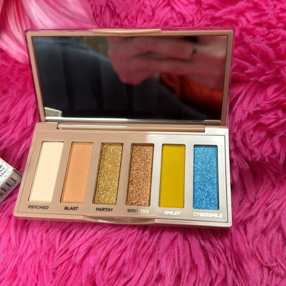 NEW Urban Decay Smiley eyeshadow palette - Picture 2 of 4